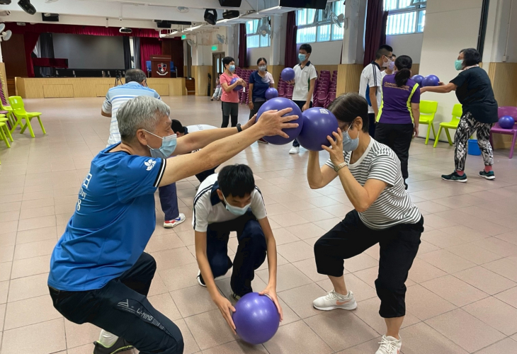 長者及SEN學生一同做運動，有助增加雙方做運動的動力