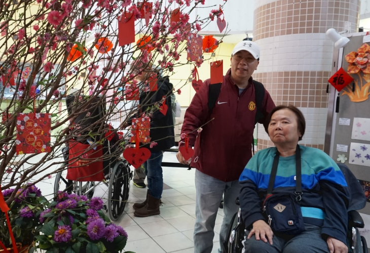 李婆婆染髮扮靚後與年花合照