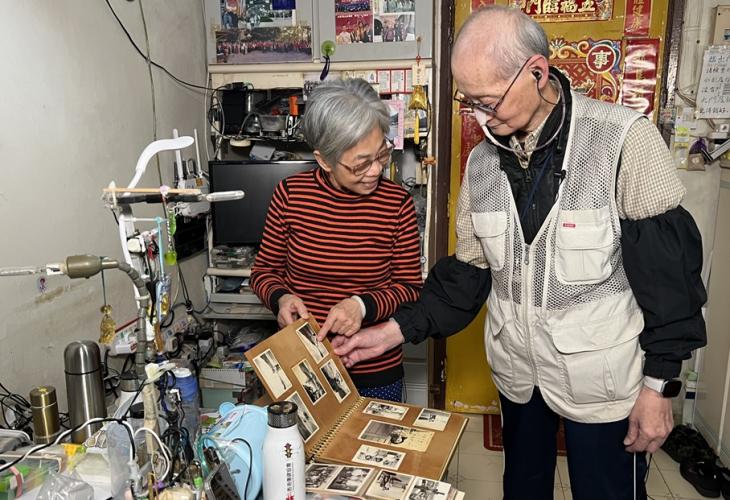 家明與太太萍芳互相扶持，並擔任「樓長」義工服務社區，助人自助