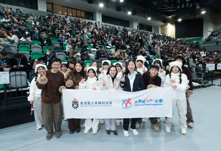 學員與友師於啟德體藝館進行計劃畢業禮表演