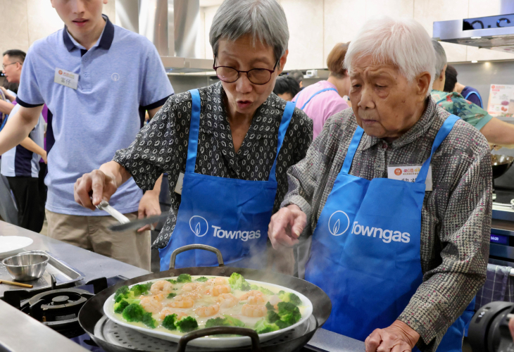 參加的長者與照顧者一起烹飪，重拾家庭回憶