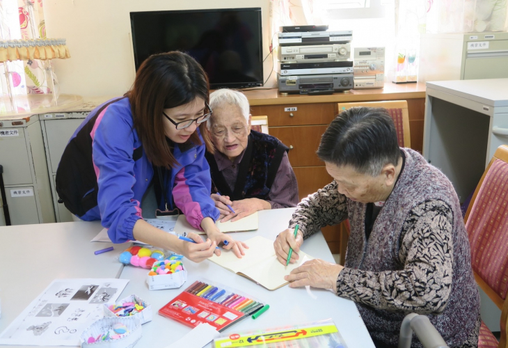 社工與院友創作生命繪本