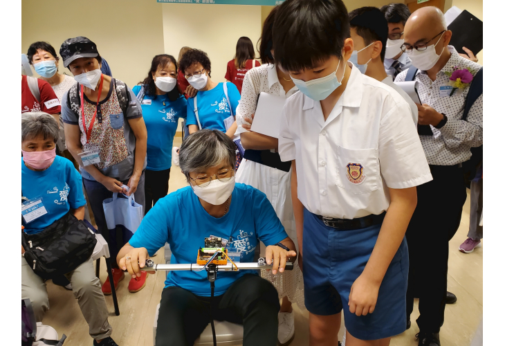 樂齡科技測試員試驗產品後向學生提供意見