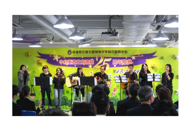 中心舊同事及資深會員在台上JAM歌