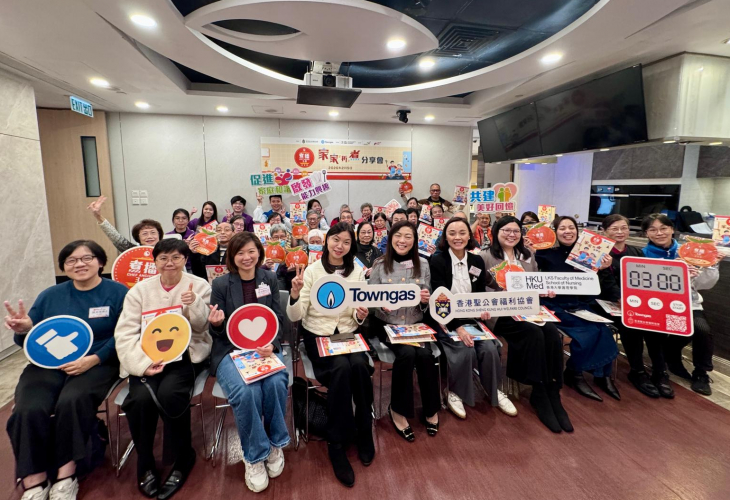 嘉賓與一眾參加計劃的長者及護老者大合照，場面溫馨。