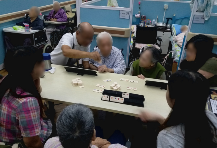 義工與長者玩桌上遊戲