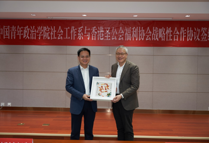 管浩鳴法政牧師致送由服務單位長者親手製作的紀念品予中青院