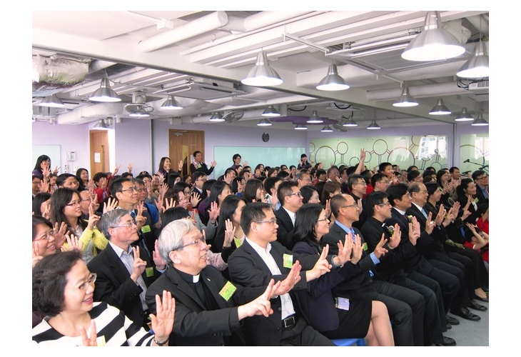 全場嘉賓同工齊齊舉起「二」、「五」的手勢，紀念中心25周年慶典