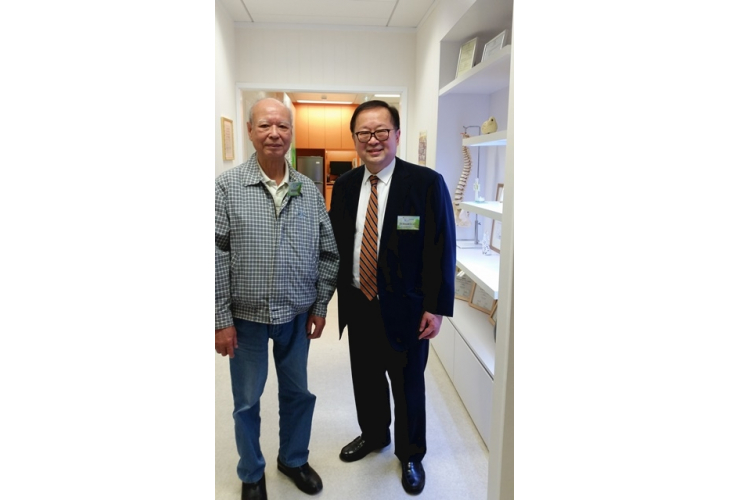 8年前的中風復康病人曾添林醫生出席新診所啟用禮