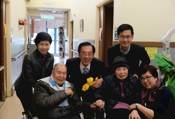 蔡博士(後排中)重遇母校校長—陳伯民校長(前排左一)及校長太太黃順鳳，場面溫馨