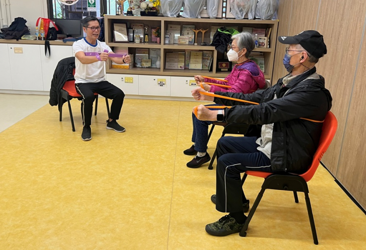 家明與萍芳一起參與中心活動