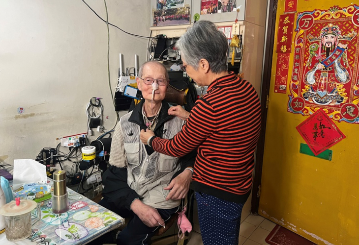 萍芳悉心照顧家明