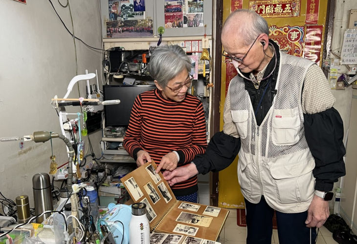 家明與太太萍芳互相扶持，並擔任「樓長」義工服務社區，助人自助