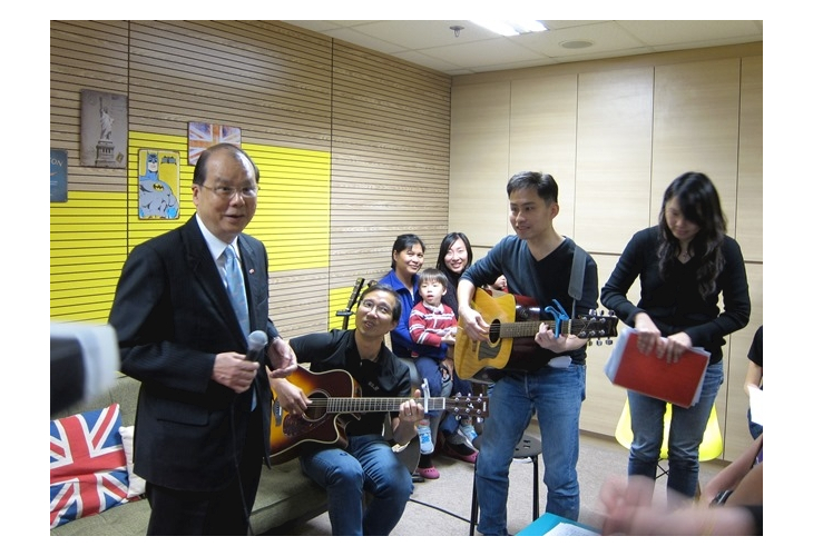 勞工及福利局局長張建宗參觀中心的V-Fun(AV Room)音樂／影音房時一時技癢，即席獻唱《月亮代表我的心》