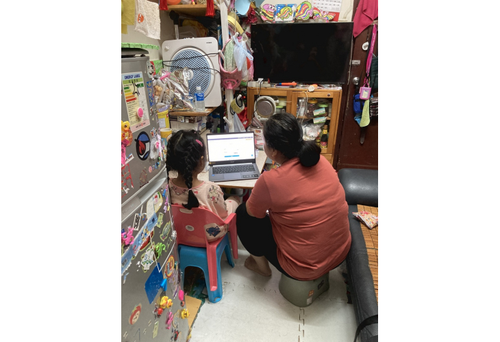 何女士陪伴女兒用捐贈的舊電腦網上學習