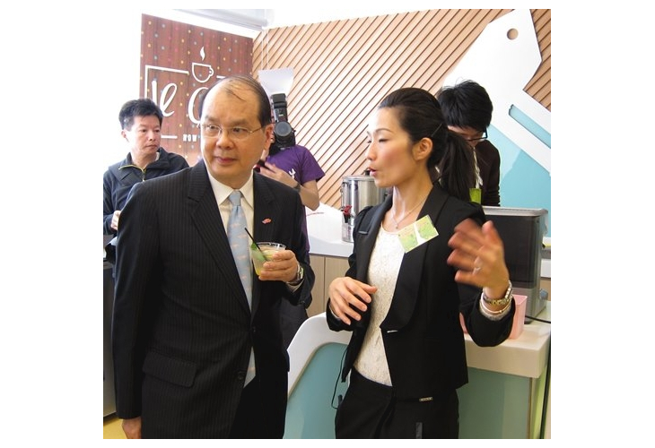 勞工及福利局局長張建宗GBS太平紳士親自品嚐青年人調製的飲料