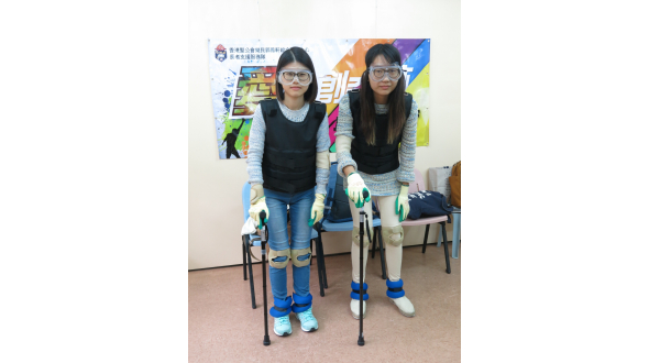 年青人穿上「長者身體機能體驗套裝」