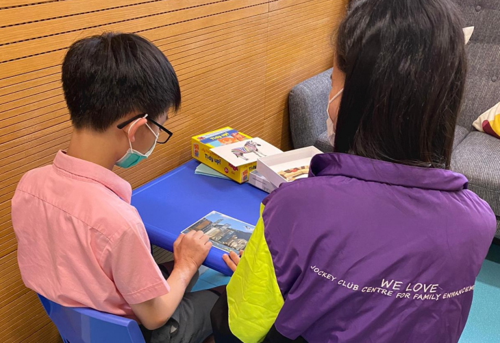 言語治療師思琪利用口肌工具同步配合音樂，提昇明明發出不同聲音的能力