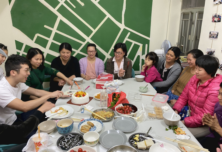 住戶預備餸菜為鄰舍慶祝生日