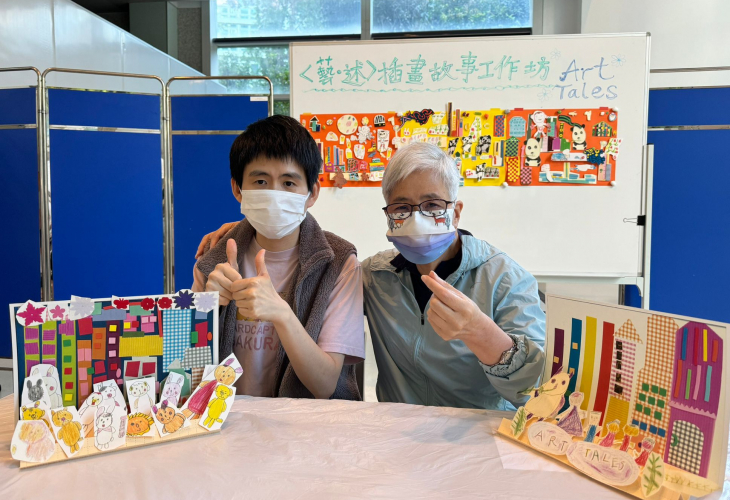 薇薇（左）和妙珍（右）展示自己的作品