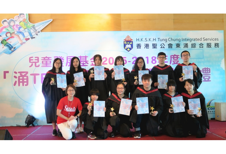 福利協會服務總監姜彩燕女士(前排左一)向12位最佳學員頒發獎項