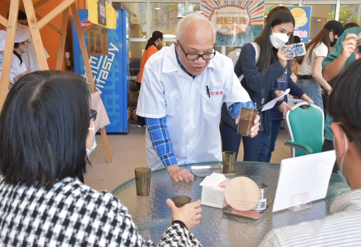 79歲的「侍應」梁錦超(超哥) (中)，負責落單樓面工作。