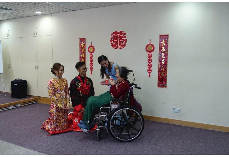 護養院團隊將「靜思室」化身為婚宴場地，讓黃婆婆也可一同見證孫女出嫁的喜悅。