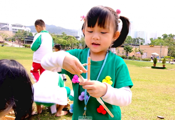 幼兒以雪條棒製作丫叉，玩射擊遊戲