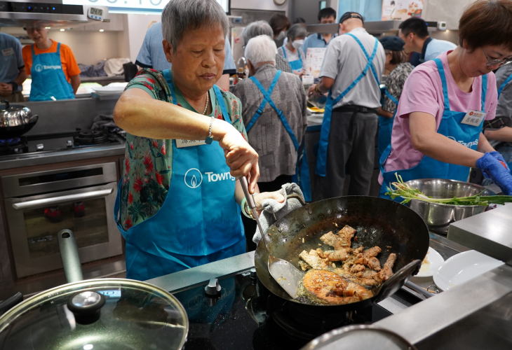 參加的長者與照顧者一起烹飪，重拾家庭回憶