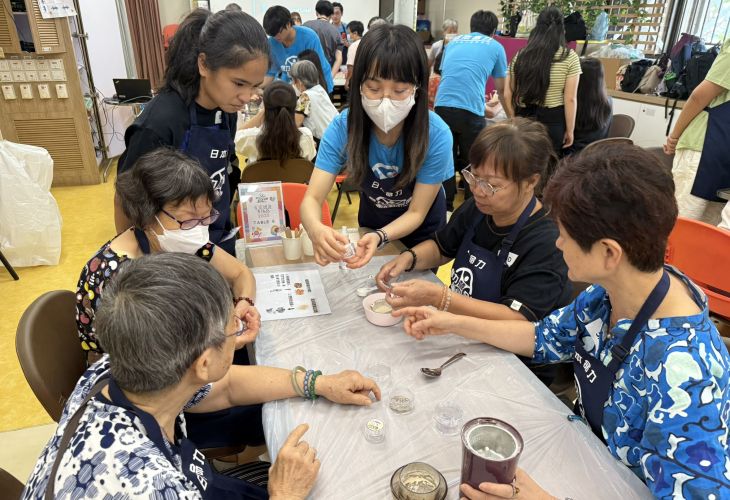 長者與青少年一起參加工作坊