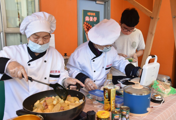 老友記久違地再次拿起鑊鏟