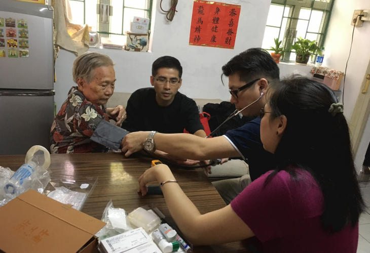 義醫為長者量血壓及檢查藥物