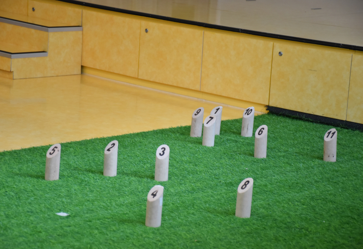 玩家需用大木棋投擲刻有數字1至12的小木棋