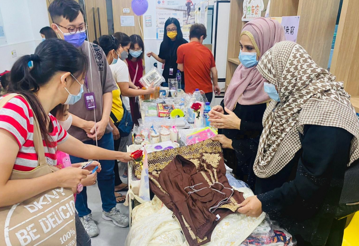 少數族裔婦女參加創業市集