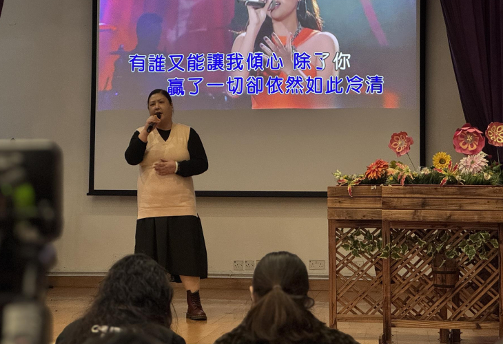 鳳雲在台上唱歌，展現自信的一面