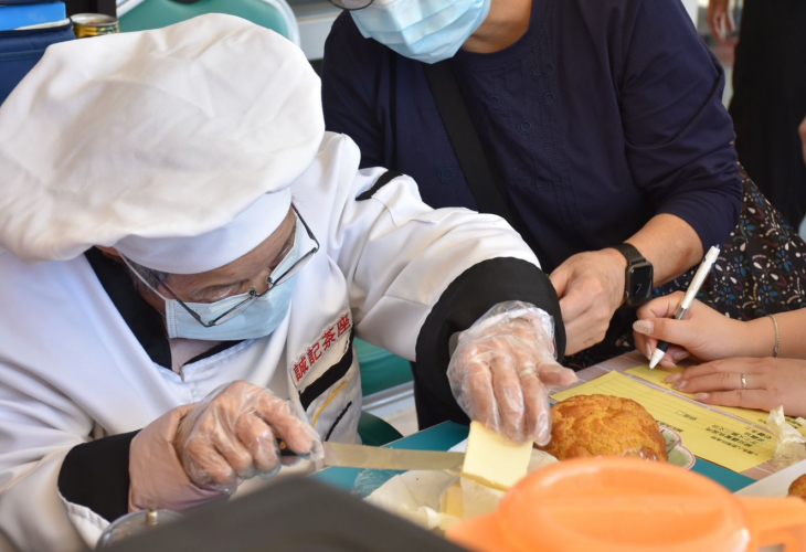 93歲的院友黃瑞英(左)及女兒劉小姐一同參與茶座運作