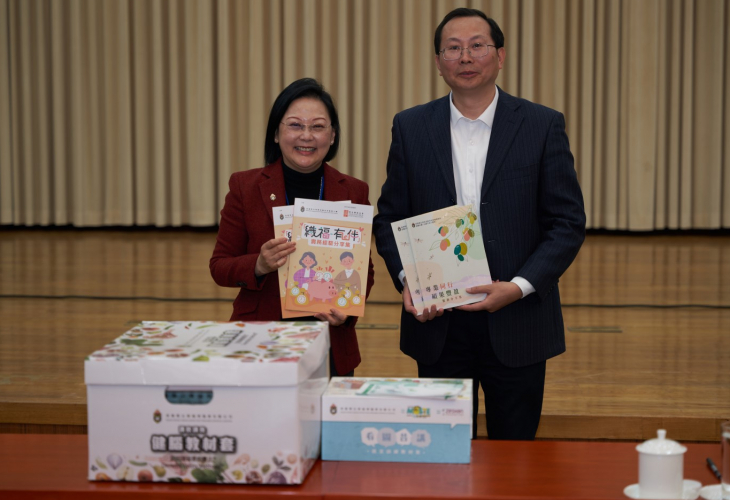 總幹事劉冼靜儀代表福利協會贈送精美的健腦教材套予民政部養老服務司副司長李邦華