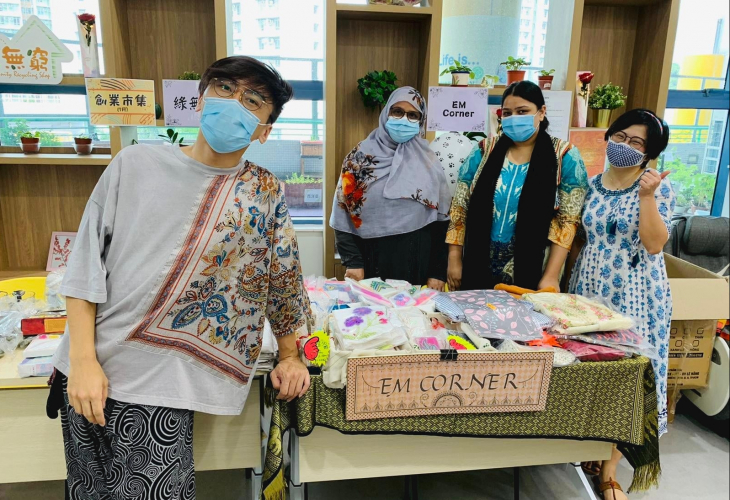 Ammo與少數族裔婦女合照