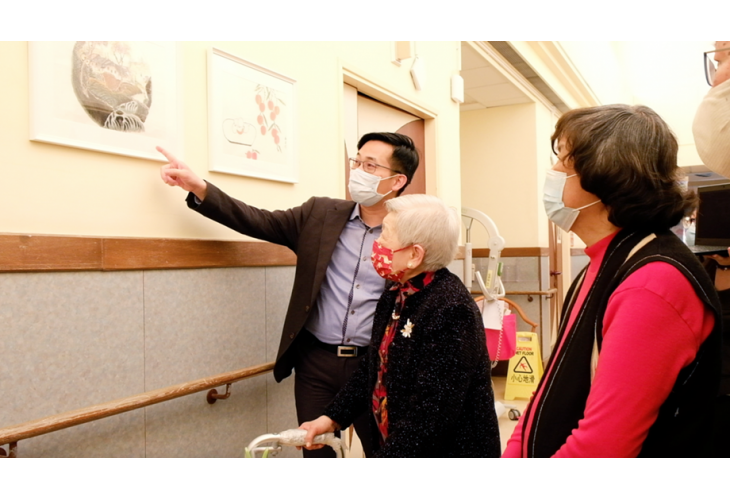 區婆婆(中)向同工及院友介紹其作品