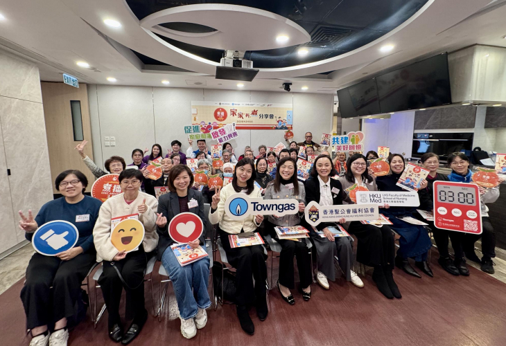 嘉賓與一眾參加計劃的長者及護老者大合照，場面溫馨