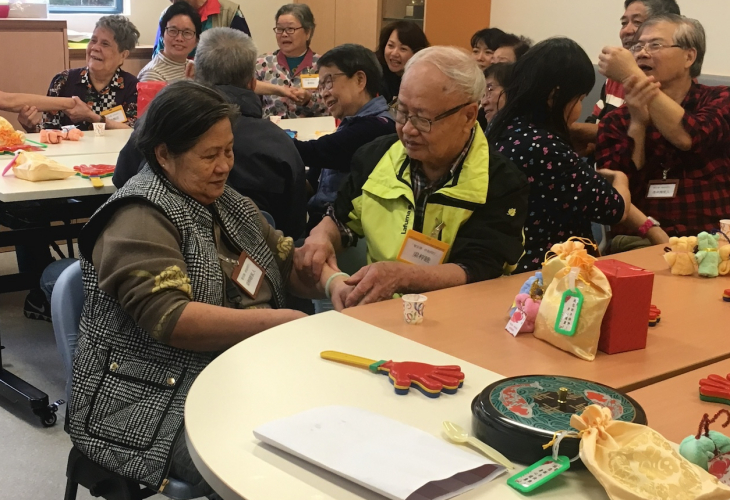 老友記及照顧者互相為對方進行香薰按摩