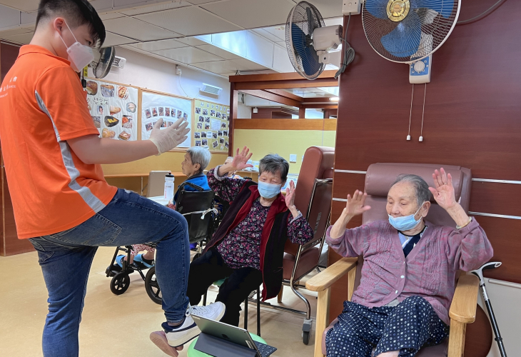 物理治療師帶領院友進行實用易學的「坐式太極」活動