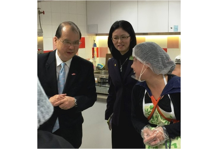 勞工及福利局局長張建宗GBS太平紳士欣賞由中心婦女製作的傳統中式糖果