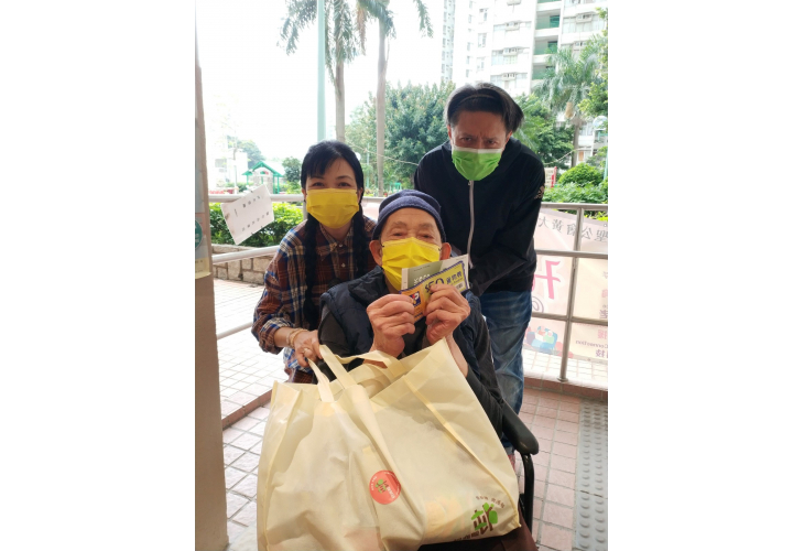 照顧者陳小姐與父親