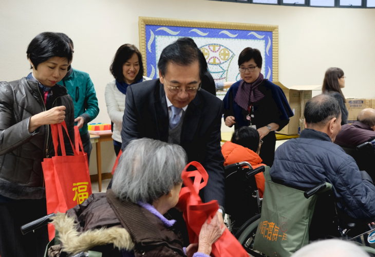 蔡博士準備了豐富的新春福袋，親自逐一送給院友