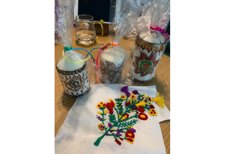 少數族裔婦女擺賣的手作產品富異國風情