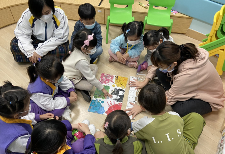 阿詩陪伴小朋友上班組活動